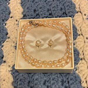 Pearl necklace with earrings